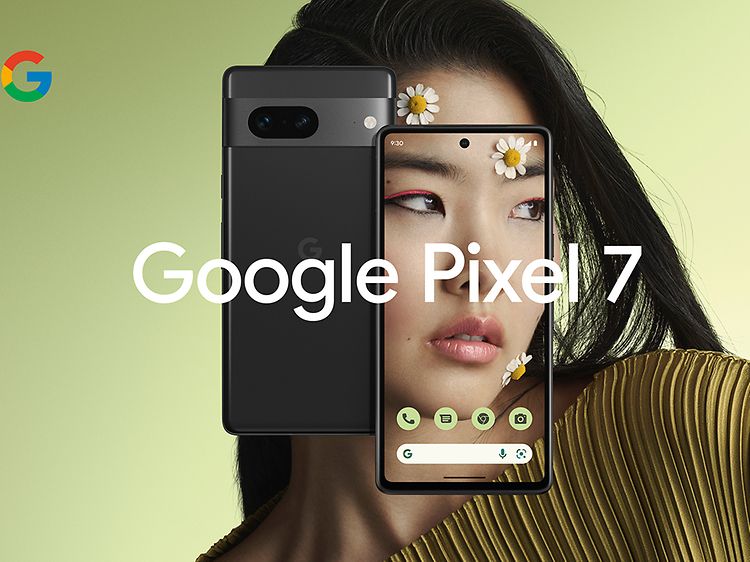 To Google Pixel 7-telefoner med en kvinde bag 