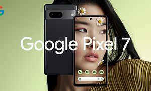 To Google Pixel 7-telefoner med en kvinde bag 