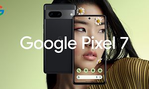 To Google Pixel 7-telefoner med en kvinde bag