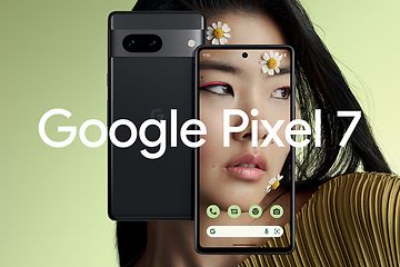 To Google Pixel 7-telefoner med en kvinde bag 