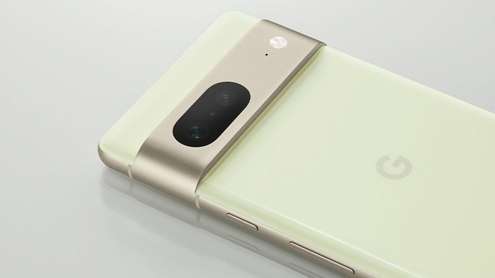Google Pixel 7 liggende på en grå overflade