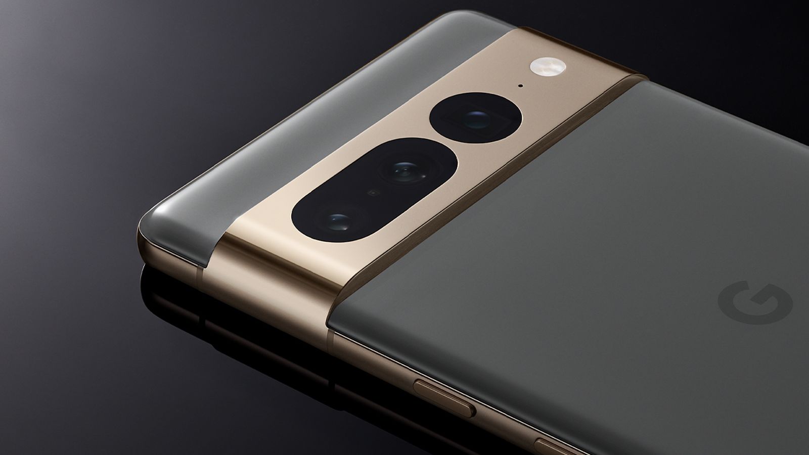 Google Pixel 7 Pro liggende på en mørk overflade