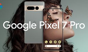 To Google Pixel 7 Pro telefoner, med en dame bagved, der har sommerfugle siddende på næse og kind
