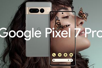 To Google Pixel 7 Pro telefoner, med en dame bagved, der har sommerfugle siddende på næse og kind