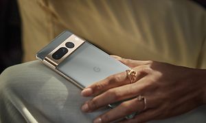 Hånd der holder en Google Pixel 7 Pro