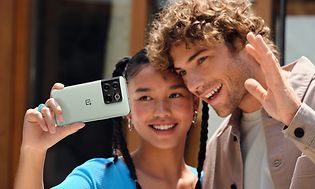 OnePlus 10T - Pige og dreng tager billeder af sig selv med OnePlus 10T