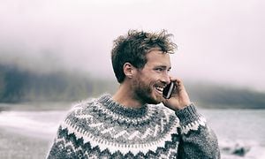 Mand taler i telefon udenfor ved en sø