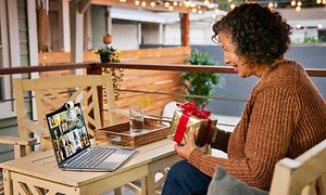 Google - Chromebook - Kvinde videochatter på sin HP X360 Chromebook 