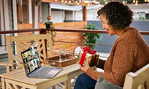 Google - Chromebook - Kvinde videochatter på sin HP X360 Chromebook