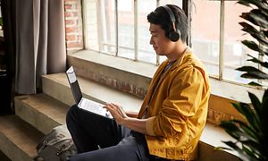 Google - Chromebook - Fyr sidder i nærheden af et vindue med sin HP X360 Chromebook