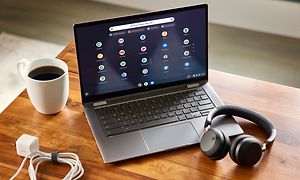 Google - Chromebook - Acer Spin på et bord med kaffe og et headset omkring