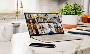 Google - Chromebook - Acer Flip viser videokald med en masse mennesker