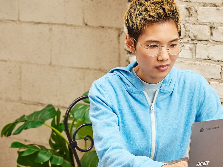 Google - Chromebook - (desktop) En kvinde arbejder på sit Acer Spin på en offentlig cafe