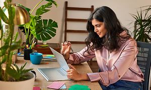 Google - Chromebook - En kvinde tegner på sin Asus Flip Chromebook