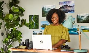 Google - Chromebook - En kvinde ved sit skrivebord med sin HP 2in1 Chromebook