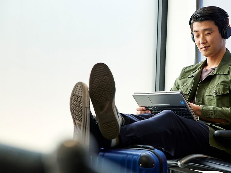Google - Chromebook - Fyr klar til at rejse med sin Acer Spin Chromebook med sin baggage ved siden af