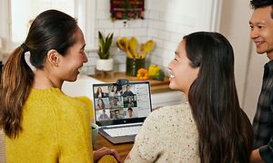 Google - Chromebook - Familie videochatter på en HP 2in1 Chromebook