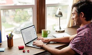 Google - Chromebook - En mand bruger sin Asus Flip Chromebook på sit skrivebord
