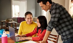 Google - Chromebook - Familie sidder rundt om en Acer Spin Chromebook i køkkenet