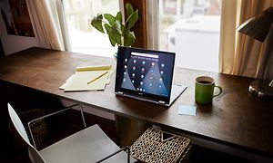 Google - Chromebook - Acer Spin Chromebook med en vendt skærm, oven på et skrivebord