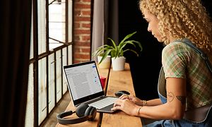 Google - Chromebook - En kvinde arbejder på sin HP 2in1 Chromebook