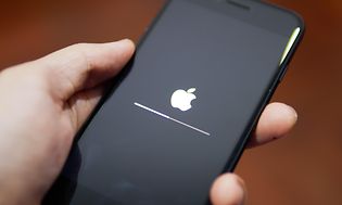 iPhone skærm med Apple logo