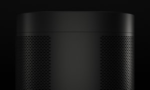 Sonos One-højttaler i farven sort på sort baggrund