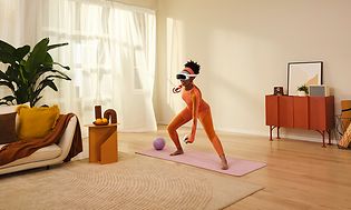 Billede af kvinde der træner i hjemmet med Pico 4 VR headset