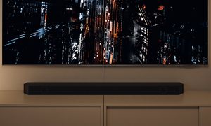 Samsung Neo QLED Gaming TV og en Q-Soundbar nedenunder