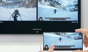Samsung Neo QLED Gaming TV der viser MultiView med spil på skærmen og et spil på telefonen