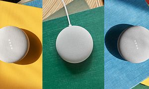 Billede af Google Nest Mini på 3 forskelligfarvede baggrunde