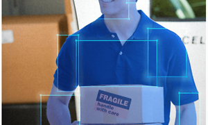 En postmand med en pakke bliver genkendt af D-Link FHD Spotlight overvågningskamera
