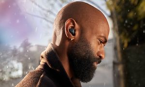 Billede af en person med Google Pixel Buds i ørerne