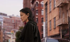Billede af en kvinde på gaden med Google Pixel Buds i ørerne
