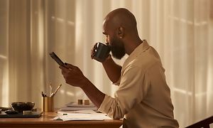 Billede af en person der taler i telefon ved brug af sine Google Pixel Buds i ørerne