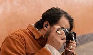 Billede af en mand der fotograferer med Google Pixel Buds i ørerne