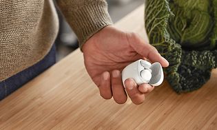 Billede af Google Pixel Buds i en hånd