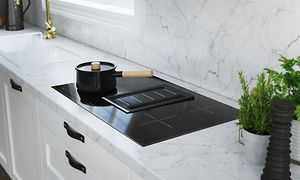 Shaker Classic White Epoq køkken ses med marmorbordplade og integreret kogeplade