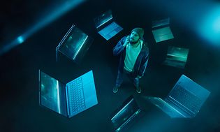 Intel EVO - Mand omringet af svævende Intel EVO laptops