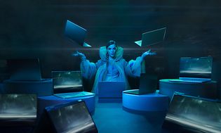 Intel EVO - Kvinde med svævende Intel EVO laptops