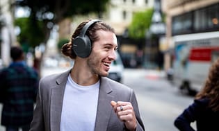 Mand på gaden med Sony around-ear hovedtelefoner