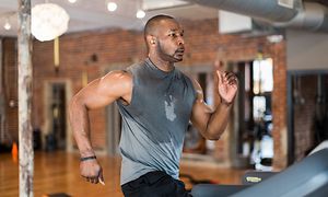 Mand løber med in-ears i fitnesscenter