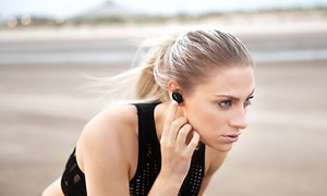 Kvinde med Bose hovedtelefoner på stranden