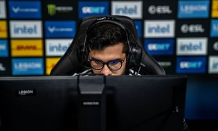 Billede af Coldzera som fokuserer på en skærm med headset på