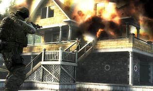 CS:GO-screenshot af to spillere ved et brændende hus