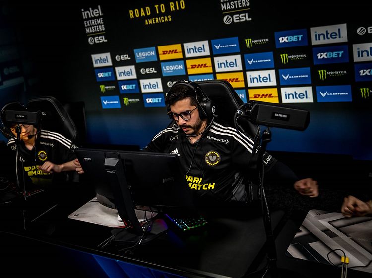 Billede af Coldzera der fist-bumper sine holdkammerater