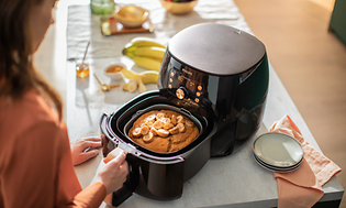 Kvinde bager banankage i en airfryer