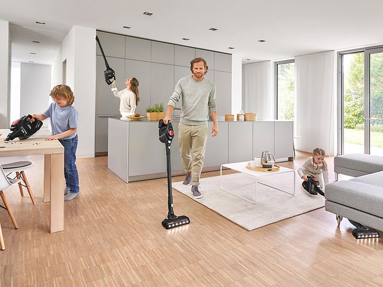Bosch - Støvsugere - Forskellige familiemedlemmer støvsuger gulvet med Bosch-støvsugere