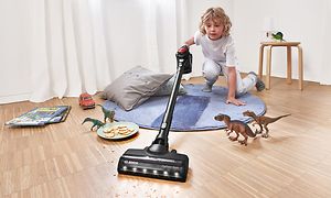 Bosch - Støvsugere - Et barn, der støvsuger gulvet med Bosch-støvsuger