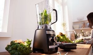 Bosch - Blenders - Bosch blender på køkkenbordet med grøntsager 